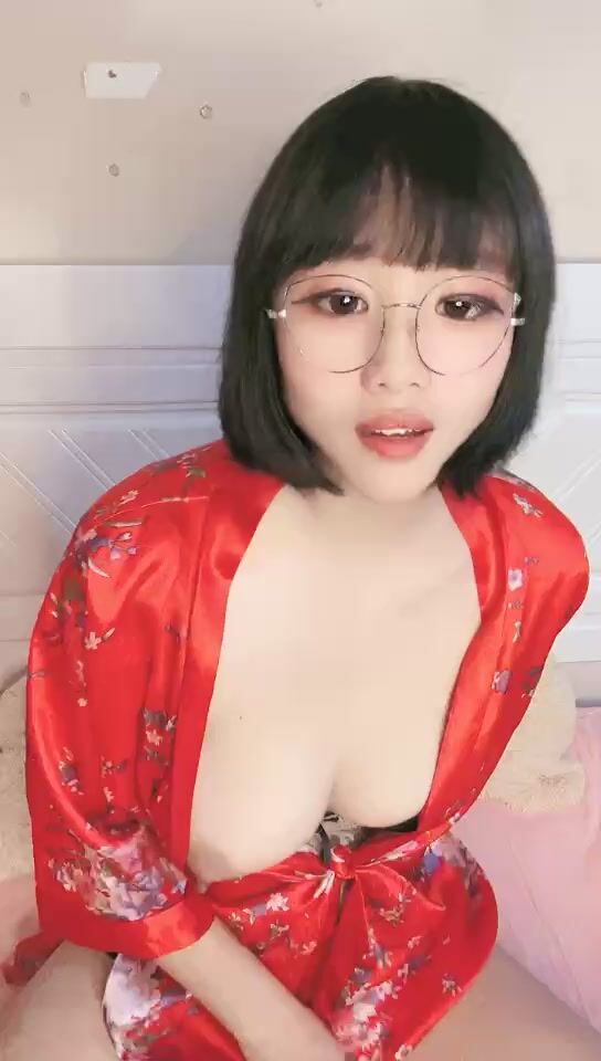 金丝眼镜的学生头妹子，岔腿跳蛋自慰，双手揉胸，吊钟白皙柰奶子，特写跳蛋插穴刺激的很