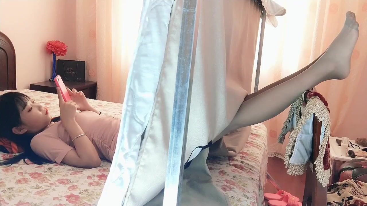 灰丝漂亮小姐姐 痒不痒 不痒 来慢慢走 被射了一脚脚精液还让别人穿鞋走路