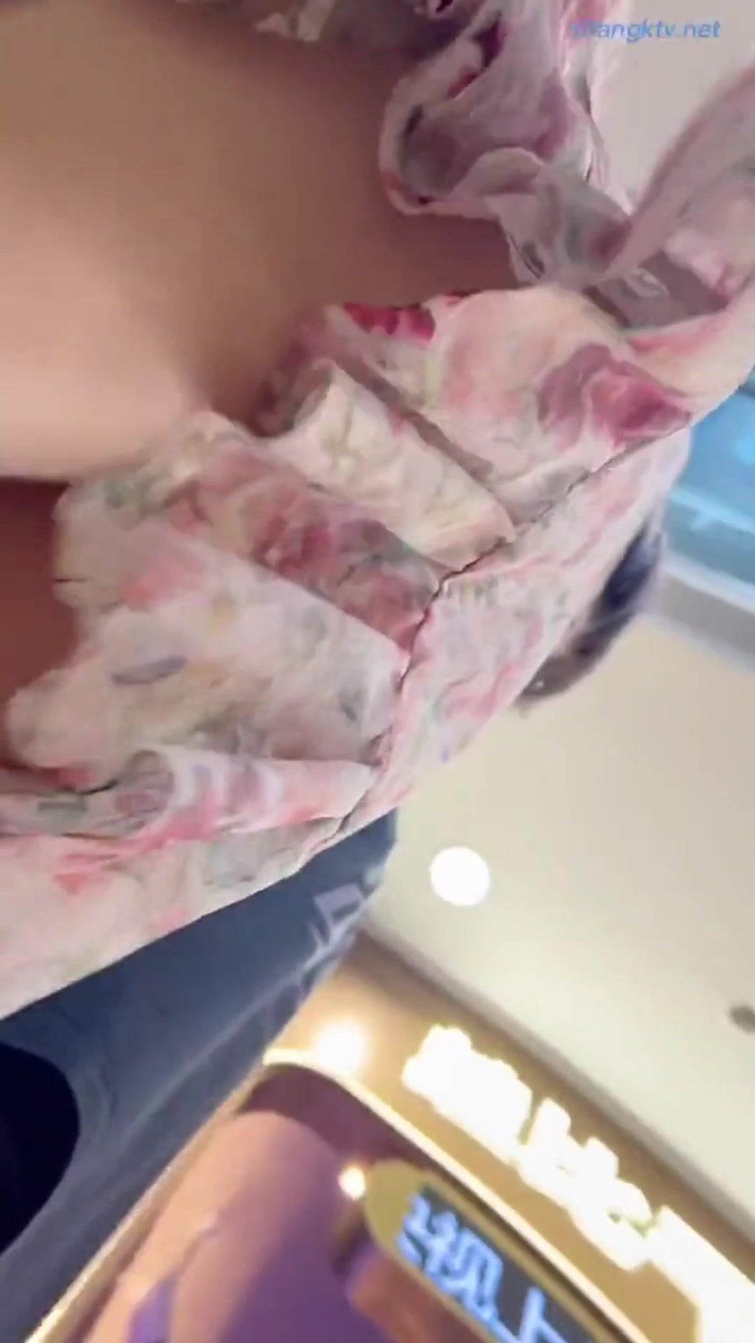 商城跟随抄底漂亮长腿小姐姐 黑骚丁卡屁屁好性感 看到美女旁边有闺蜜男友也要抄